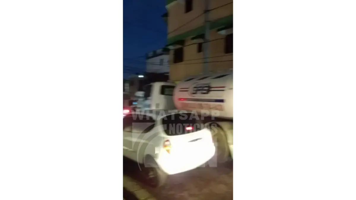 Denuncian camión de carga de gas estacionado en calle principal