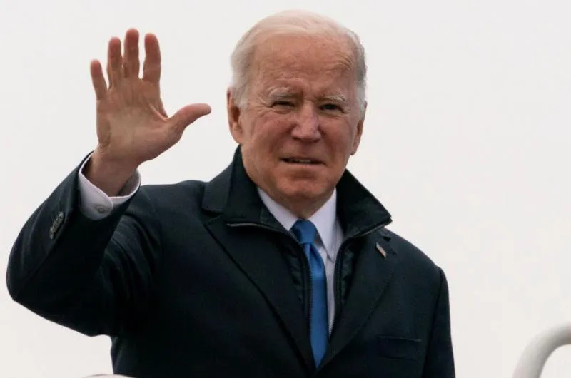 Biden urge a defender la democracia ya que no ocurre por accidente