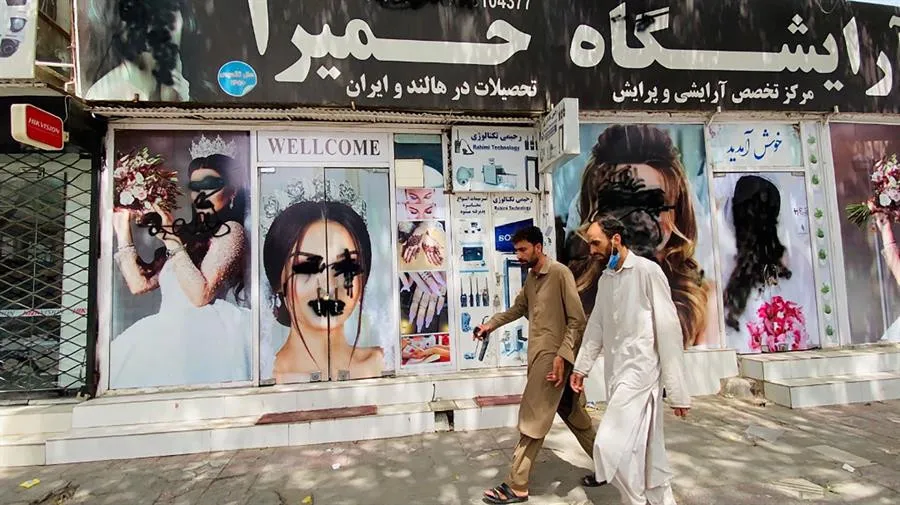 Los talibanes retiran fotos de mujeres de los salones de belleza de Kabul