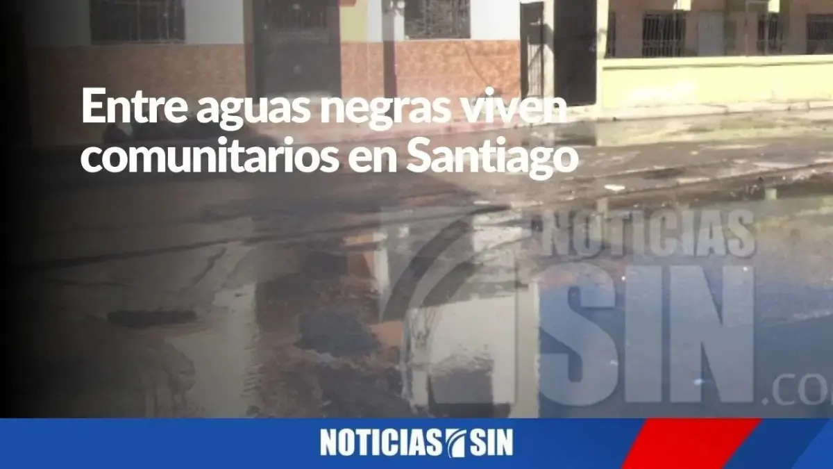 Entre aguas negras viven comunitarios de un barrio en Santiago