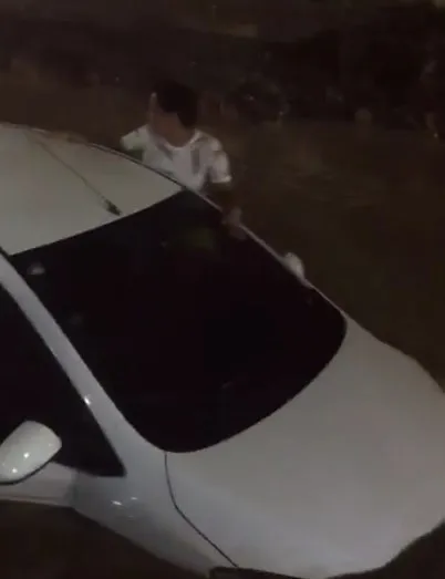 Video: Mujer rompe en llanto por su carro al caer en una calle inundada en Managuayabo
