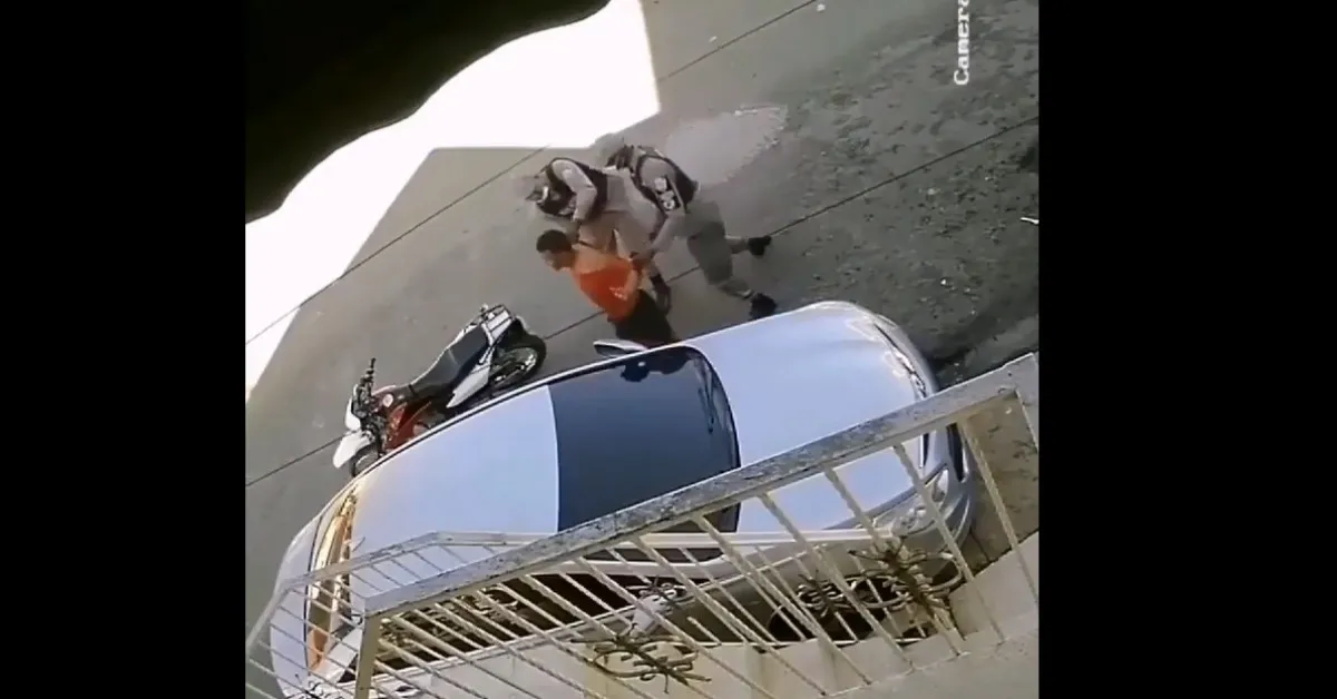 Dos policias agreden brutalmente a un hombre