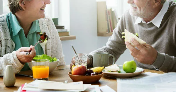 Entérese de cuatro hábitos que más perjudican tu salud cuando pasas de los 60