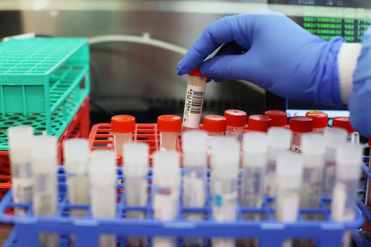 La variante ómicron ya está en casi 60 países, pero abundan los casos leves