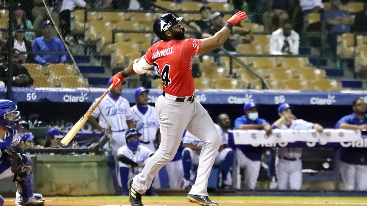 Rally de tres da triunfo al Escogido en extrainnings