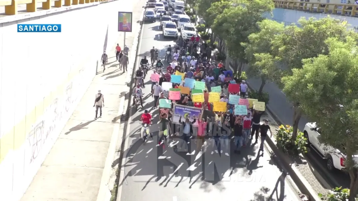 Taxistas marchan en contra de la delincuencia en Santiago