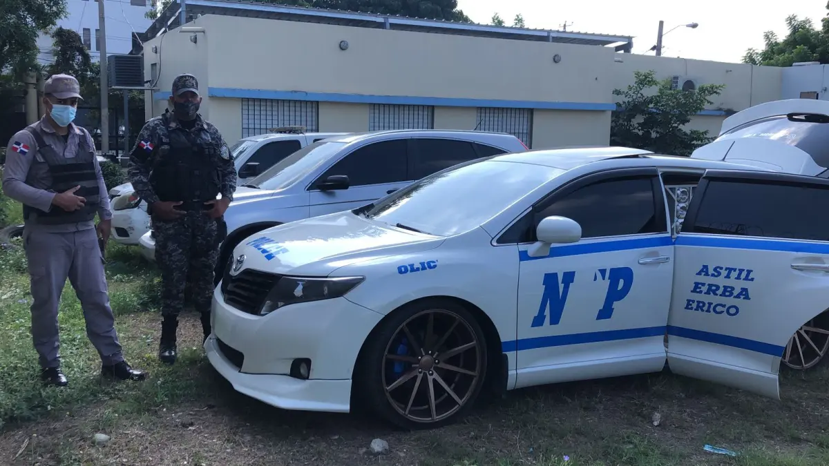 Detienen hombre conducía vehículo con franjas de la Policía Metropolitana de Nueva York