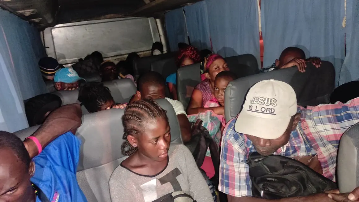 Video: Detienen autobús con 24 haitianos y dos poteas que pretendían entrar al país de manera ilegal