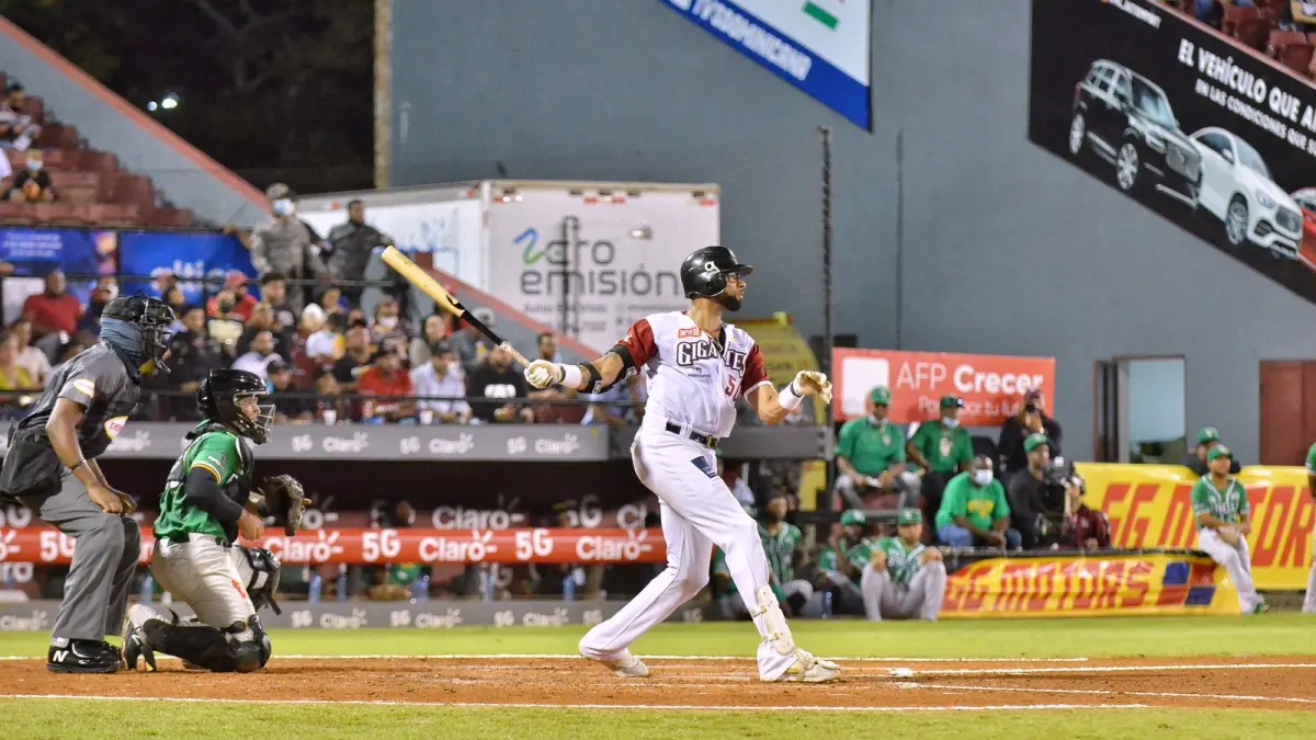 Urrutia montó show con par de jonrones y guía victoria Gigantes