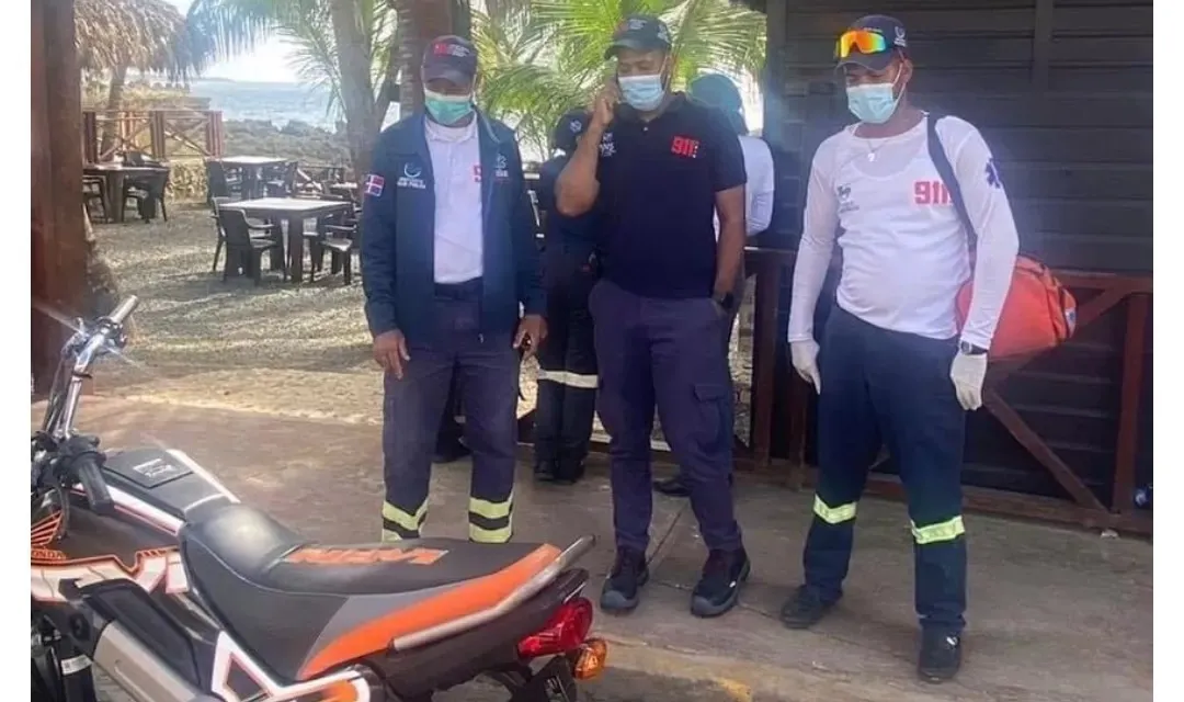 Cuatro personas rescatadas tras zozobrar embarcación en Boca de Yuma