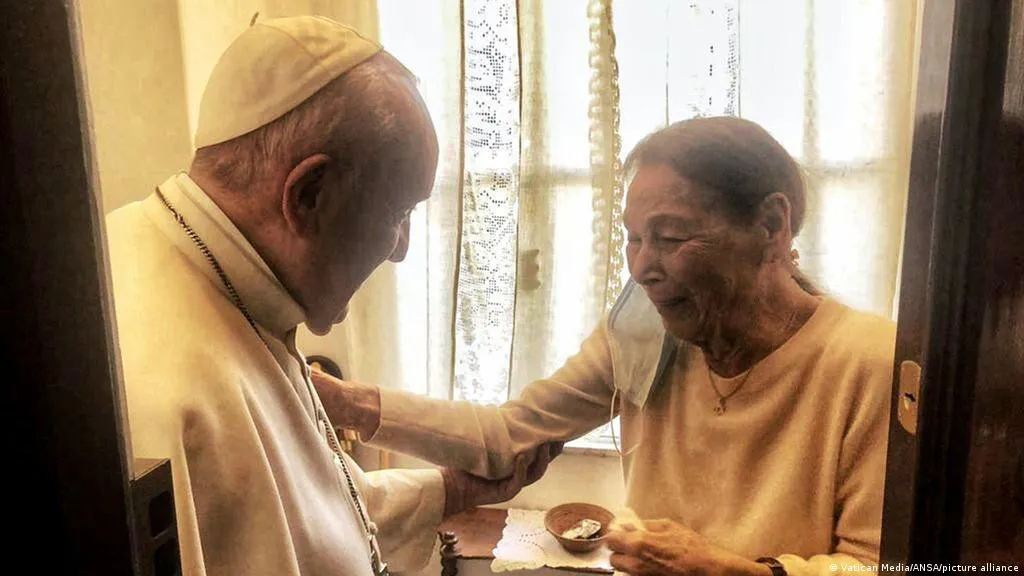 El papa se reúne con una superviviente del Holocausto