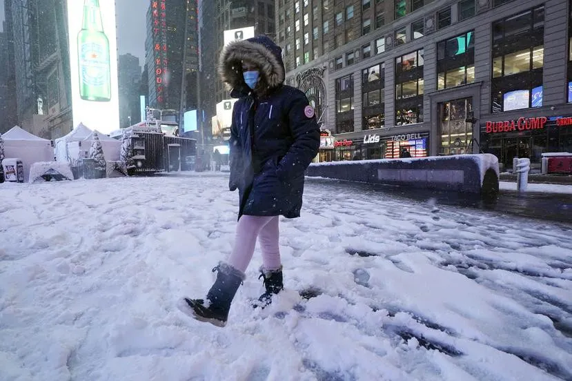 La ciudad de Nueva York amanece cubierta con la primera nieve del año