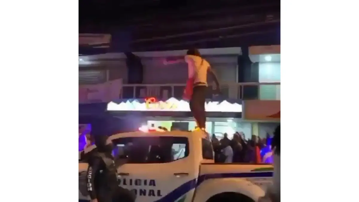 Video: Agentes detienen hombre bailaba dembow sobre el techo de camioneta policial