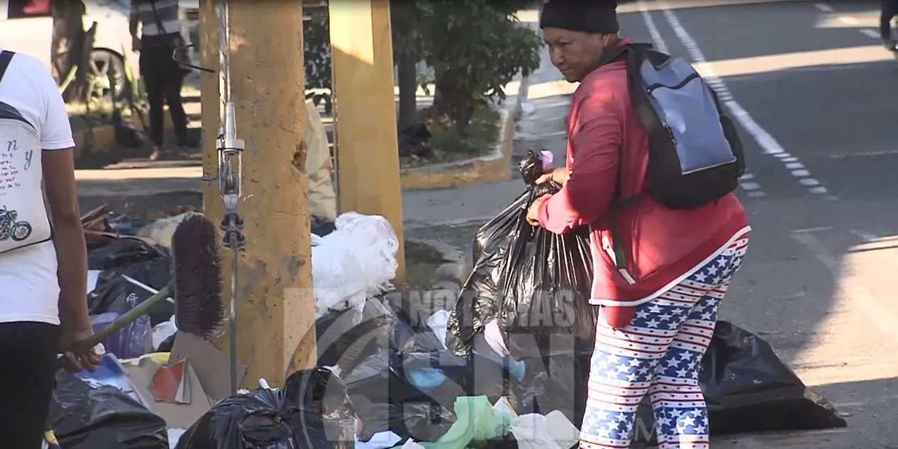 Cúmulos de basura arropan a Santo Domingo Este