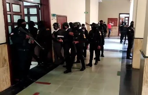 Con biblia en manos, así llegó Adán Cáceres al Palacio de Justicia de Ciudad Nueva