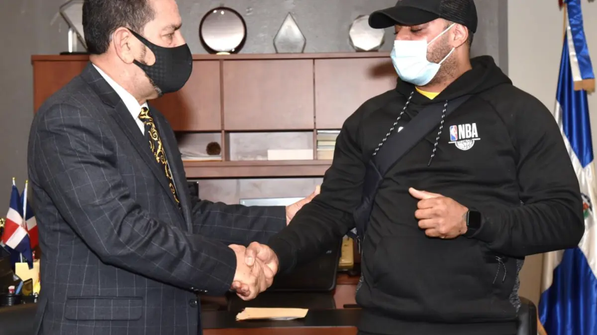 Eligio Jáquez recibe afectados del fuego ocurrido en edificio de El Bronx