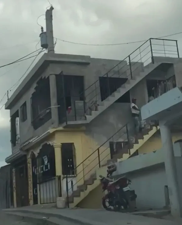 Video: ¡Insólito! Construyen casa y su columna es un poste de luz