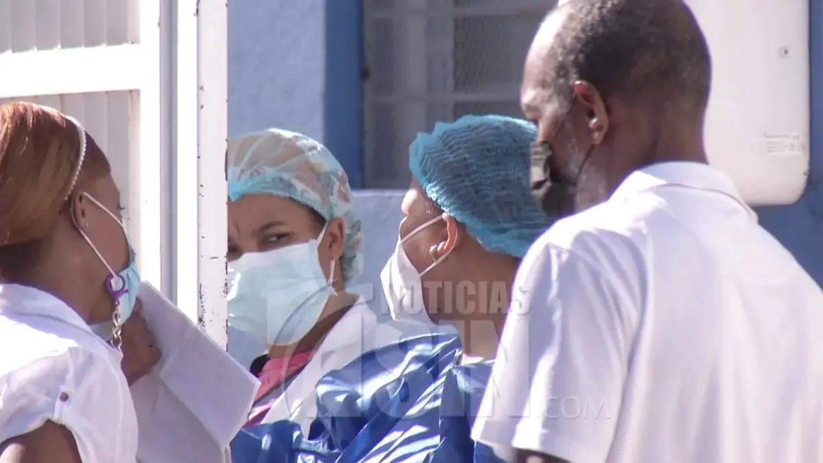 Quinta ola de COVID-19 golpea a doctores, mientras aumenta hospitalización