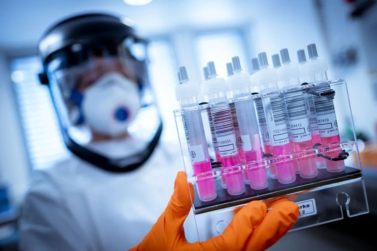 Identifican en Francia nueva variante de covid denominada IHU con 46 mutaciones