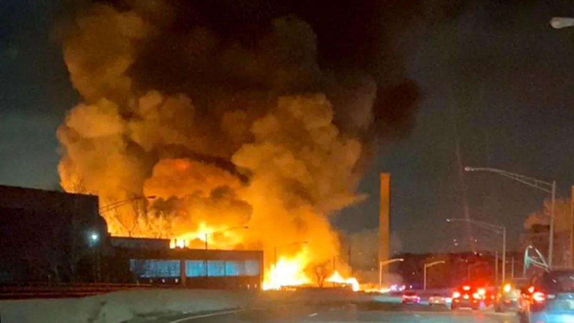 Una planta química arde desde el viernes en Nueva Jersey