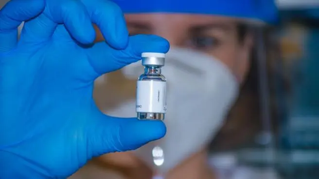 Pfizer dice que tendrá lista en marzo una nueva vacuna contra ómicron