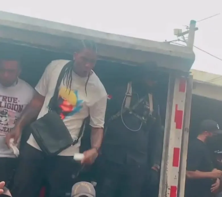 Video: Critican forma en la que Químico Ultra Mega entrega juguetes en SDE