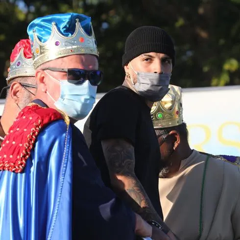 Rauw Alejandro y Wisin reparten regalos a los niños en Puerto Rico