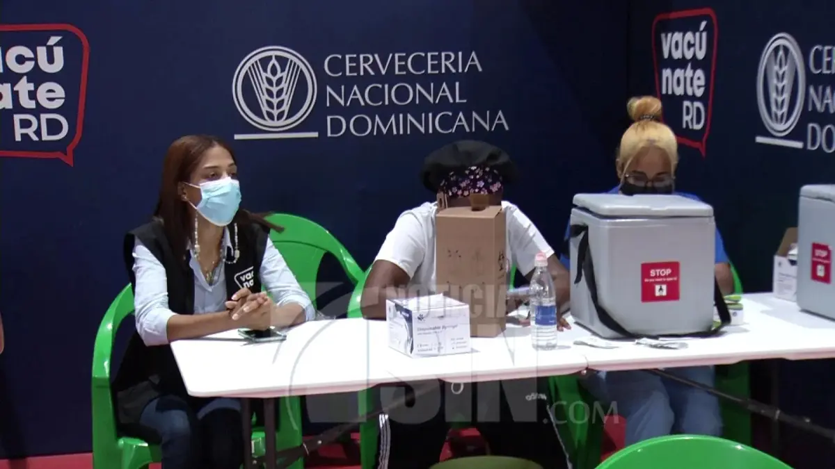 Demanda por pruebas COVID-19 sigue alta; centros de vacunación con poca asistencia