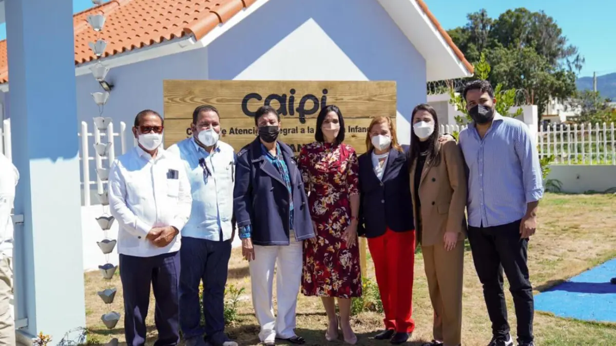 Raquel Arbaje y directora Inaipi entregan centro para la primera infancia en Constanza