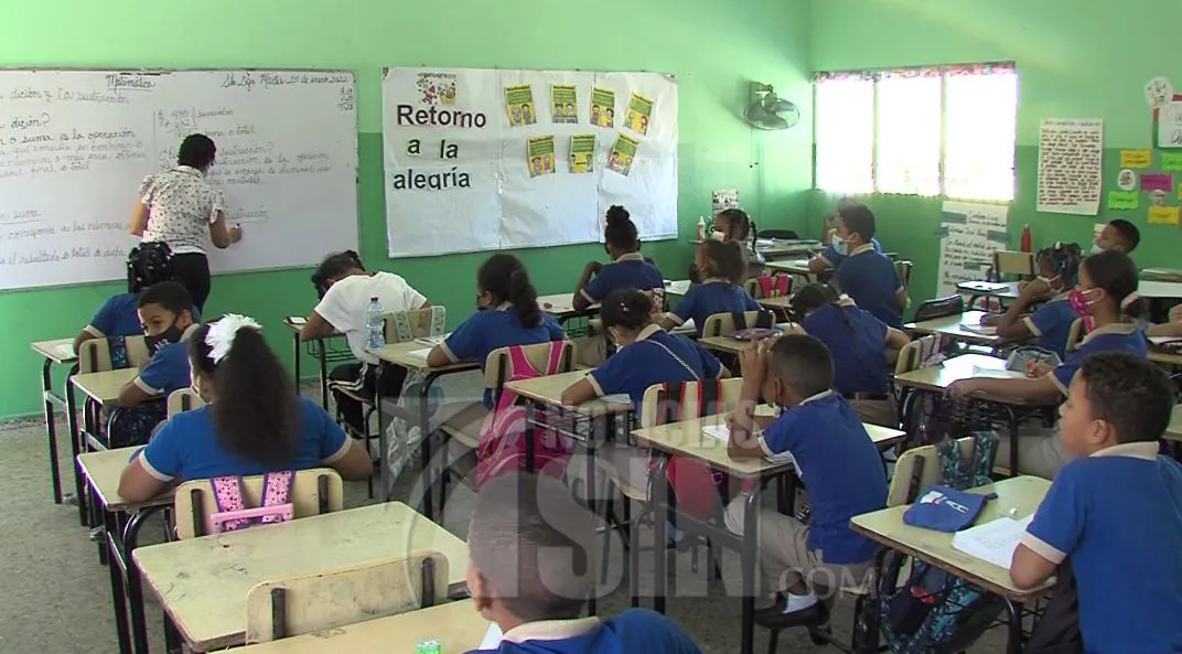 Instruyen a padres sobre vacunación a menores en escuelas