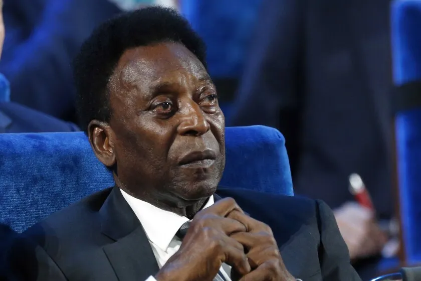 Pelé vuelve al hospital para continuar tratamiento