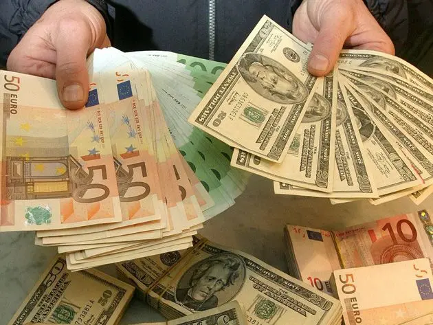 El euro cae a 1,1125 dólares por pánico tras la invasión de Rusia a Ucrania