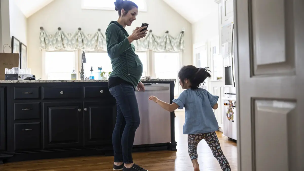 Las mujeres que tienen hijos a mediados de los 20 viven más tiempo, según estudio