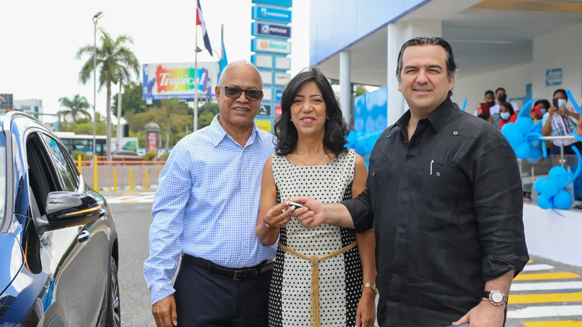 Plaza Lama celebra 92 aniversario junto a ganadora de Mercedes Benz GLA 2022