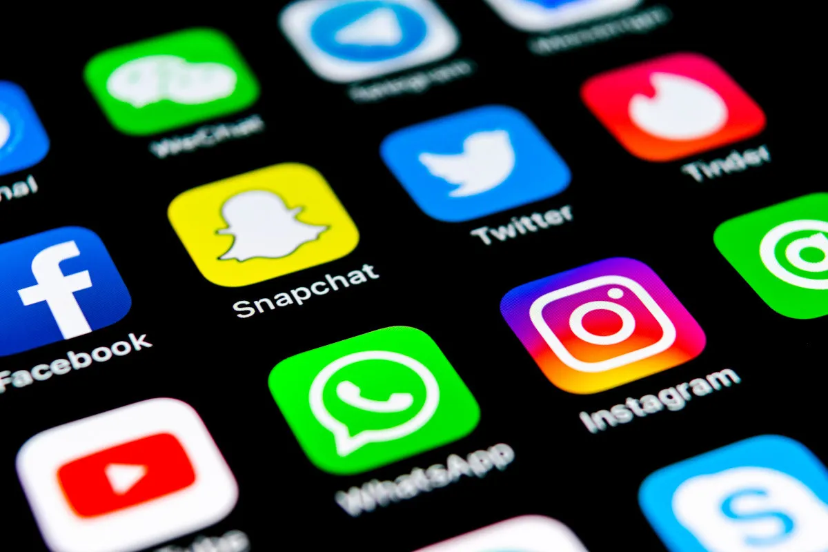 Joven obtiene 1,800 dólares por evitar las redes sociales durante 6 años