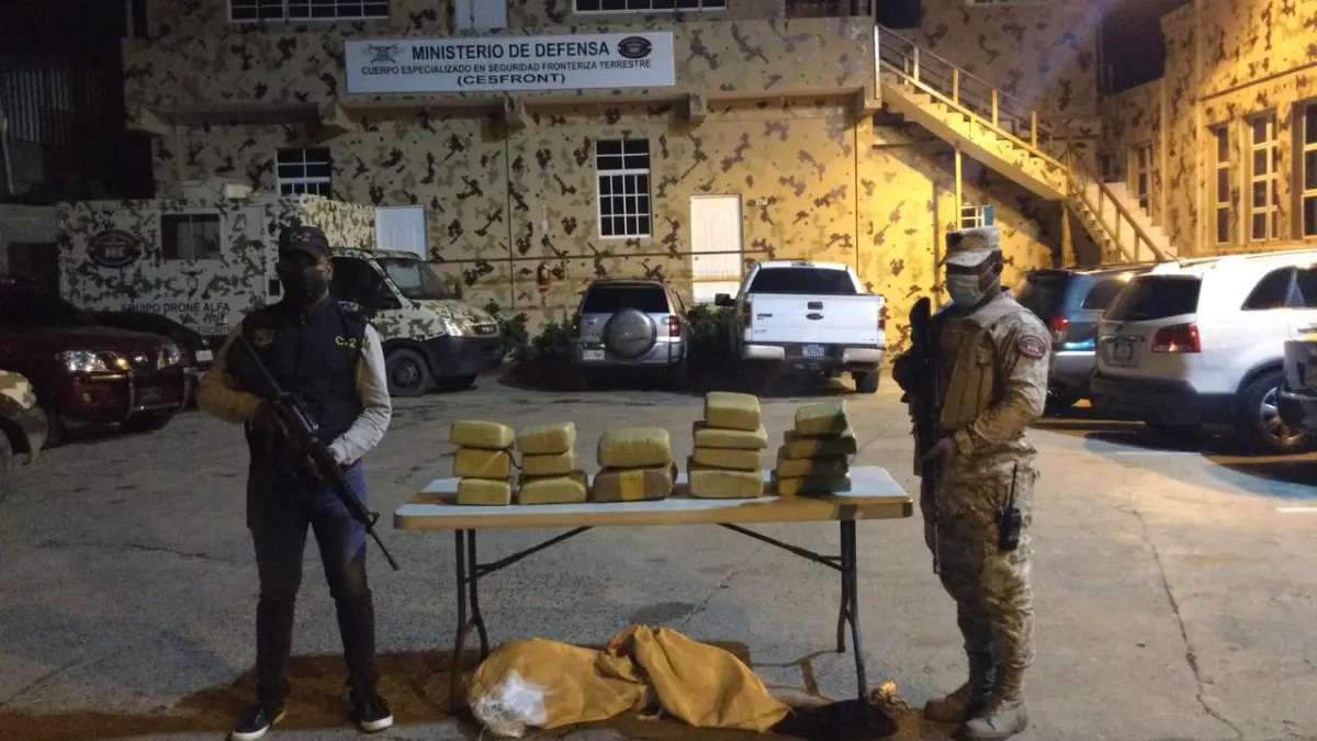 Cesfront incauta 16 pacas de marihuana en Dajabón