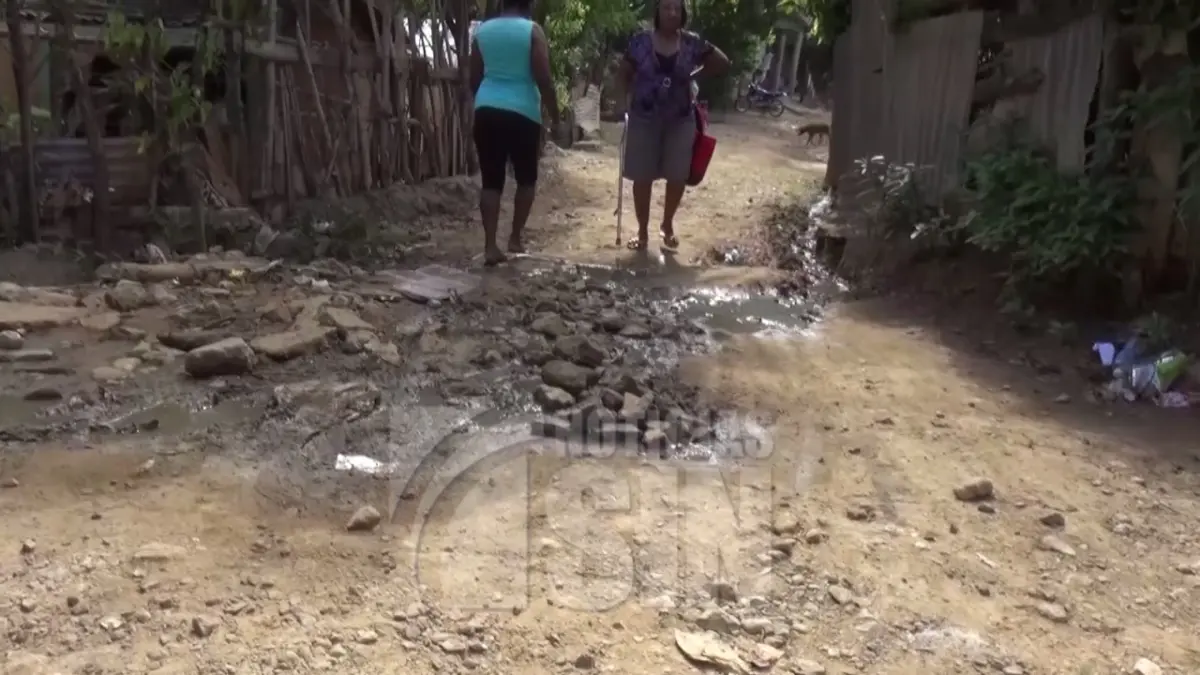 Ciudadanos denuncian gobierno asfaltó calles solo por donde pasaría Abinader