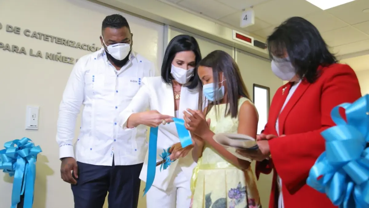 Fondo Para la Niñez David Ortiz dona a CEDIMAT equipos para cateterismo