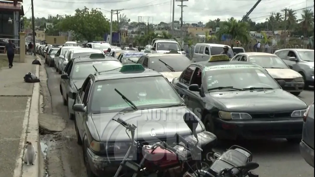 Choferes de transporte público protestan en corredor de la Charles de Gaulle