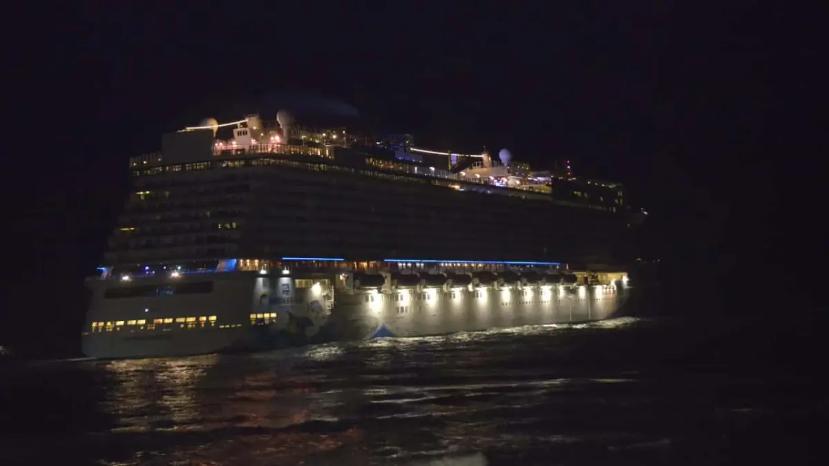 Crucero Norwegian Escape fue desencallado y retorna a puerto para inspección