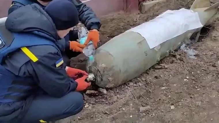 Video: Dos ucranianos desarman bomba rusa solo usando sus manos y una botella de agua
