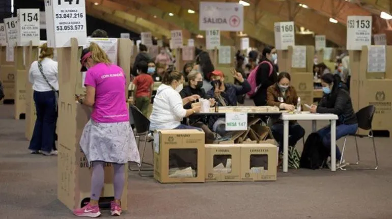 Tras ocho horas de jornada, cierran colegios electorales en Colombia