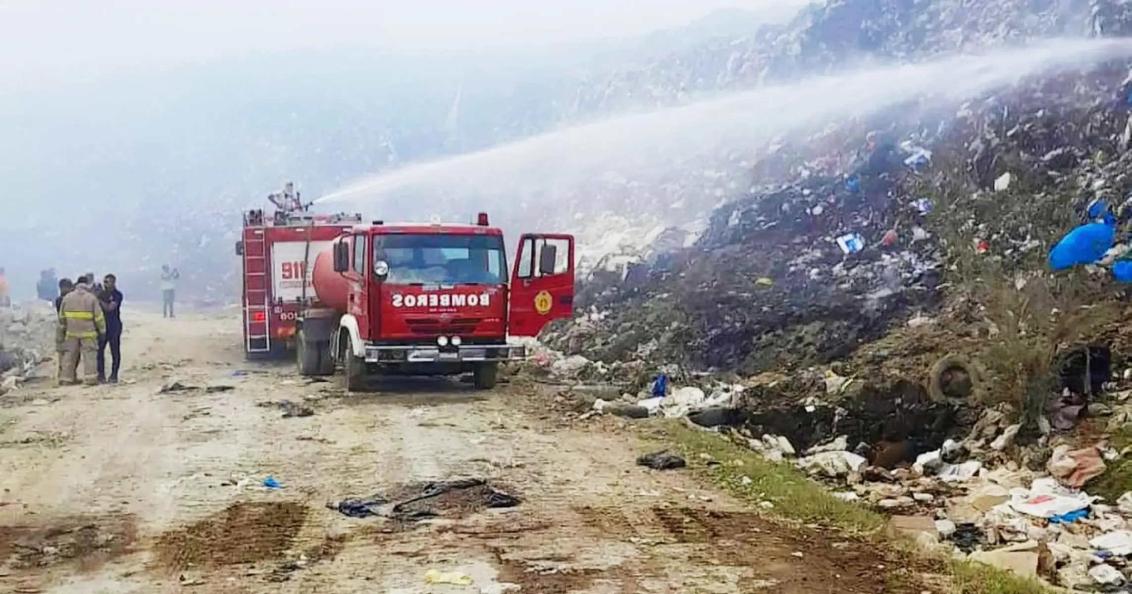 Cuerpo de Bomberos logra controlar fuego en el Vertedero de Rafey