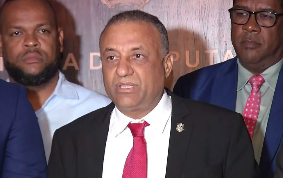 Video: Diputado Miguel Ferreras niega medicamentos encontrados en su local le pertenecen