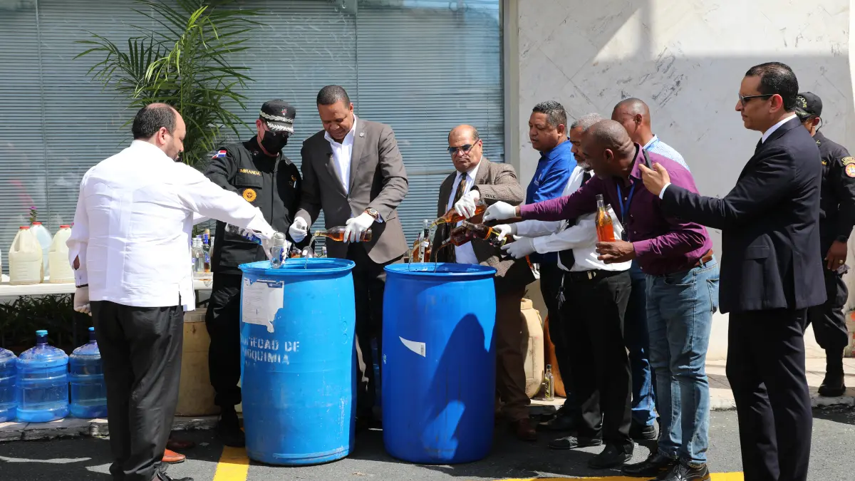 Vierten enorme cantidad de bebidas adulteradas incautadas en operativos