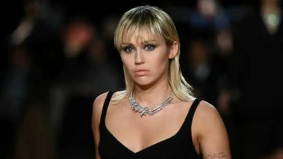 Video: Avión de Miley Cyrus aterriza de emergencia al ser impactado por un rayo