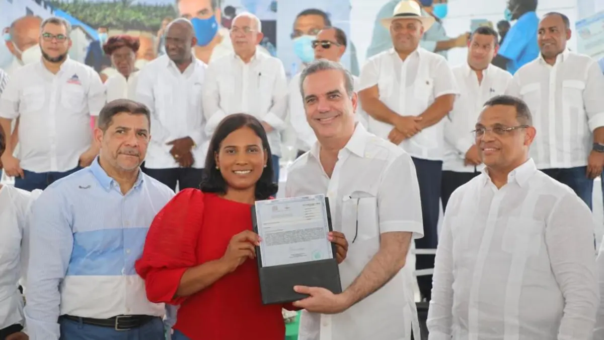 Presidente Abinader entrega más de 600 títulos de propiedad en Monte Plata