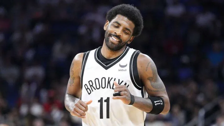 Kyrie Irving multado con $50 mil por gesto obsceno a los fanáticos