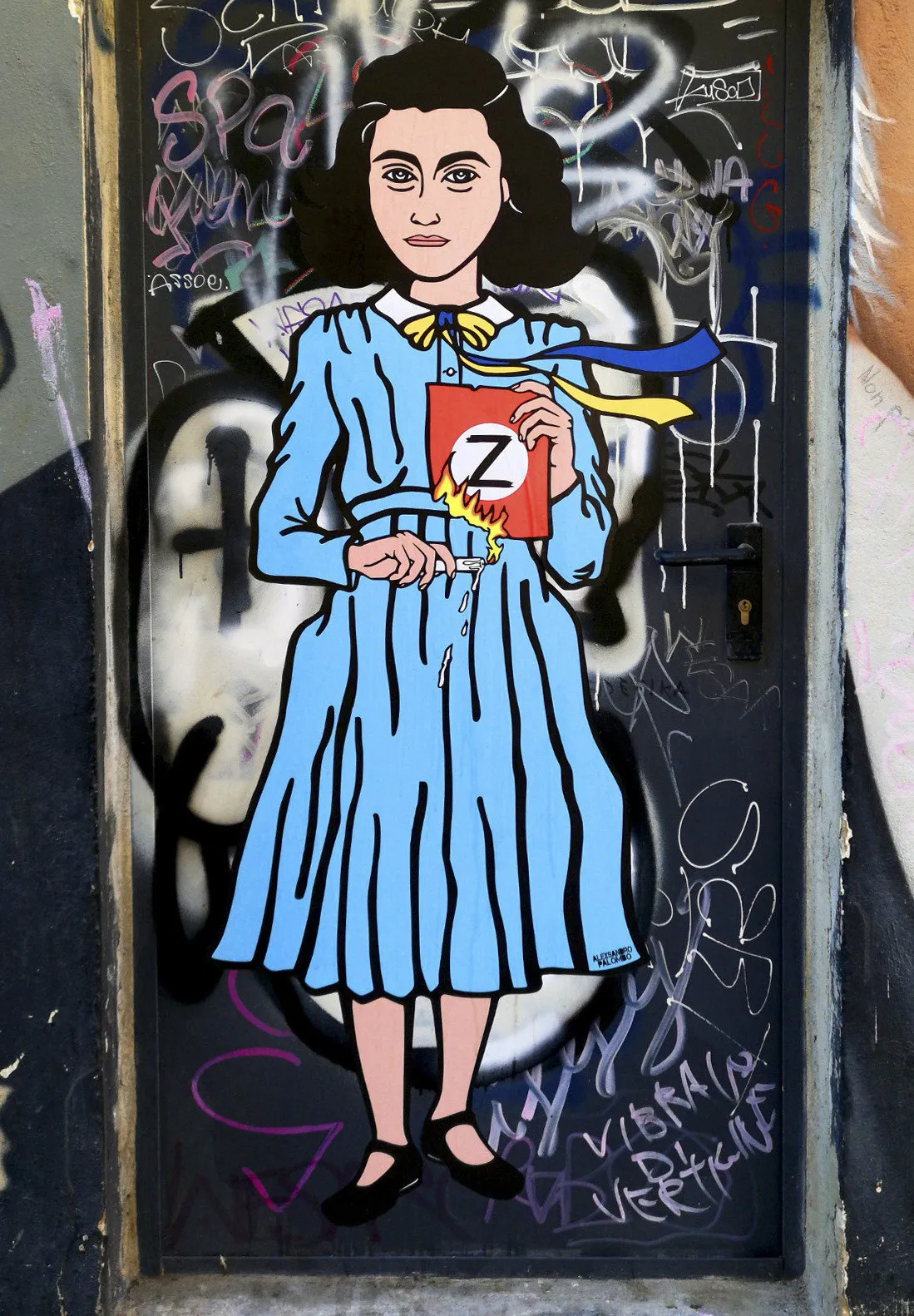 Un artista dibuja a Ana Frank quemando la Z de Putin en un mural en Milán