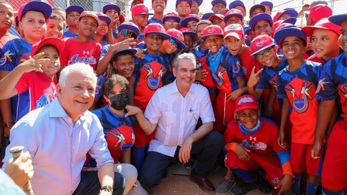 Abinader entrega estadio “La Goma” en el ensanche Isabelita